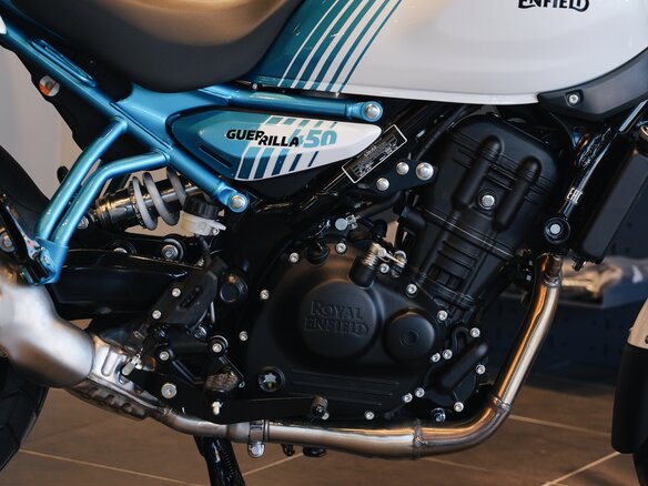 2026 Royal Enfield Guerrilla 450, синий, 559000 рублей - вид 8