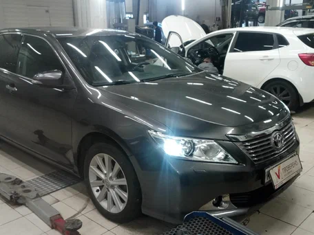 2013 Toyota Camry VII (XV50), серый, 1430000 рублей, вид 1