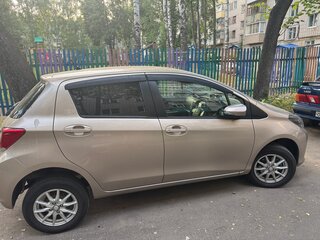 2015 Toyota Vitz III (XP130) Рестайлинг, коричневый, 890000 рублей, вид 2