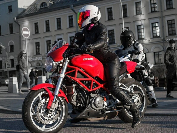 2005 Ducati Monster S2R, красный - вид 4