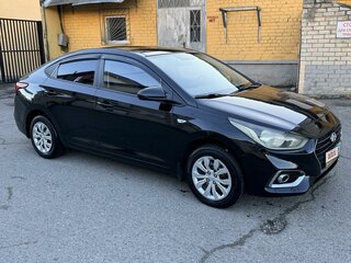 2018 Hyundai Solaris II, чёрный, 995000 рублей, вид 4