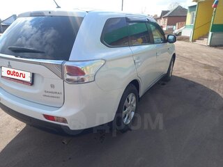 2014 Mitsubishi Outlander III Рестайлинг, белый, 1365000 рублей, вид 3