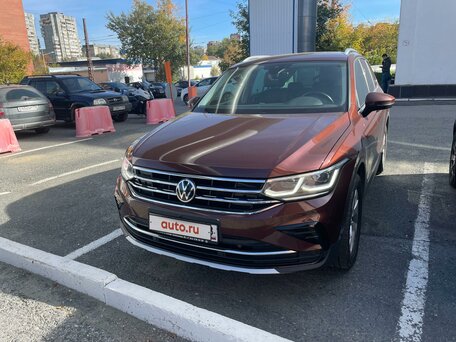 2020 Volkswagen Tiguan II Рестайлинг, коричневый, 3490000 рублей, вид 4