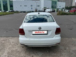 2017 Volkswagen Polo V Рестайлинг, белый, 400000 рублей, вид 4