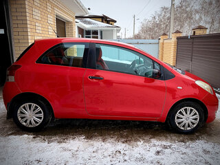 2010 Toyota Yaris II Рестайлинг, красный, 690000 рублей, вид 4