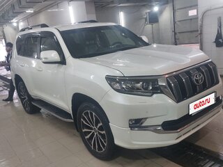 2018 Toyota Land Cruiser Prado 150 Series Рестайлинг 2, белый, 4950000 рублей, вид 3