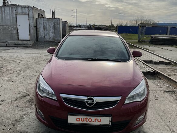2011 Opel Astra J, красный