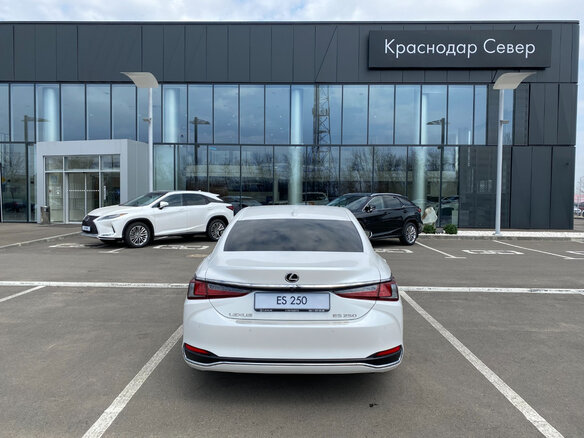 2021 Lexus ES 250 VII, белый - вид 2