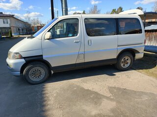 1999 Toyota Regius I, белый, 900000 рублей, вид 3