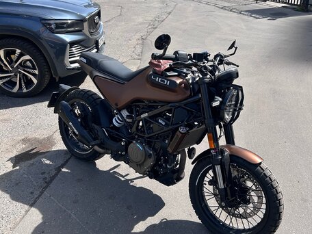 2023 Husqvarna Svartpilen 401, коричневый, 660000 рублей, вид 3