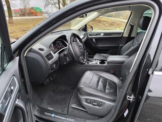 2017 Volkswagen Touareg II Рестайлинг, чёрный, 4000000 рублей, вид 3