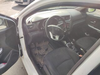 2013 Kia Rio 5-speed III, белый, 710000 рублей, вид 5