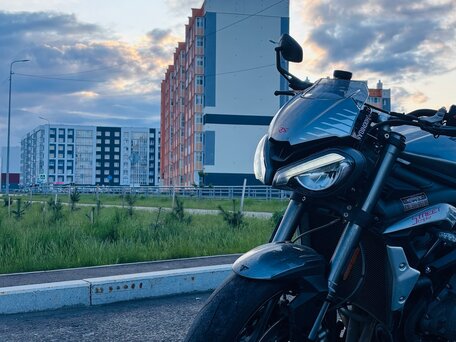 2021 Triumph Street Triple, серый, 1199000 рублей, вид 2