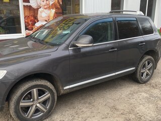 2007 Volkswagen Touareg I Рестайлинг, серый, 850000 рублей, вид 2