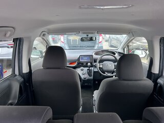 2021 Toyota Sienta II Рестайлинг, серебристый, 1650000 рублей, вид 5