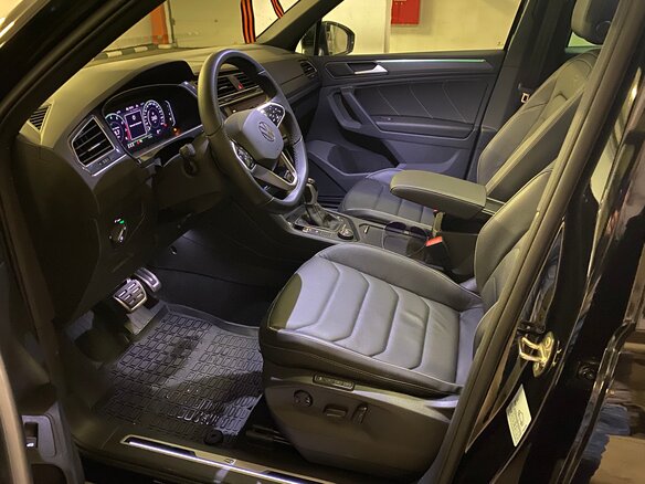 2021 Volkswagen Tiguan II Рестайлинг, чёрный, 4350000 рублей - вид 6
