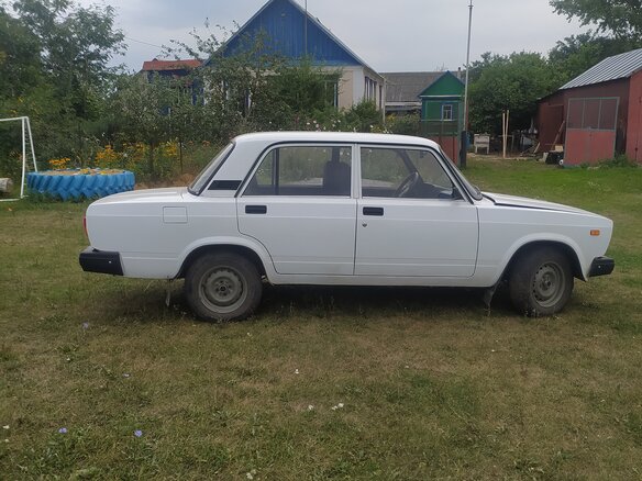 2010 Lada (ВАЗ) 2105, белый, 240000 рублей - вид 2