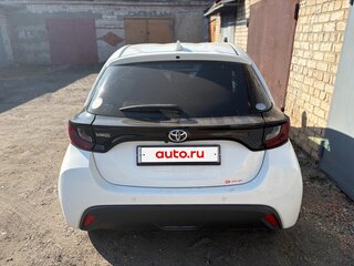 2020 Toyota Yaris IV, белый, 920000 рублей, вид 2