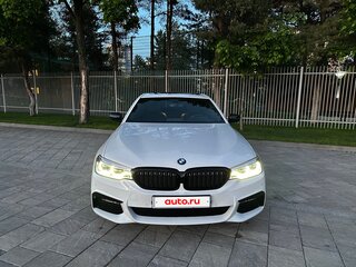 2017 BMW 5 серии 540i VII (G30/G31/G38), белый, 4150000 рублей, вид 3