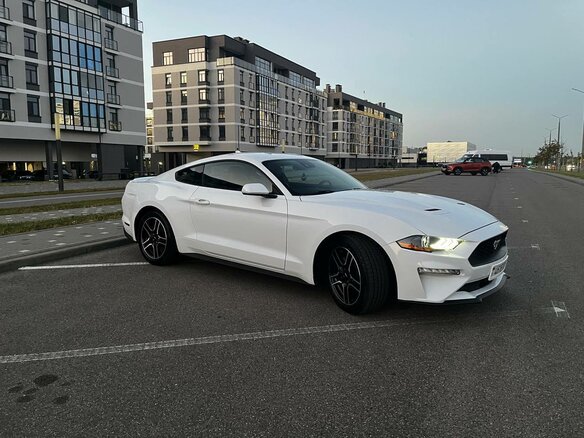 2022 Ford Mustang VI Рестайлинг, белый, 3900000 рублей - вид 5