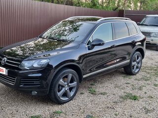 2010 Volkswagen Touareg II, чёрный, 1350000 рублей, вид 2