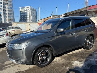 2014 Mitsubishi Outlander III Рестайлинг, серый, 1850000 рублей, вид 4