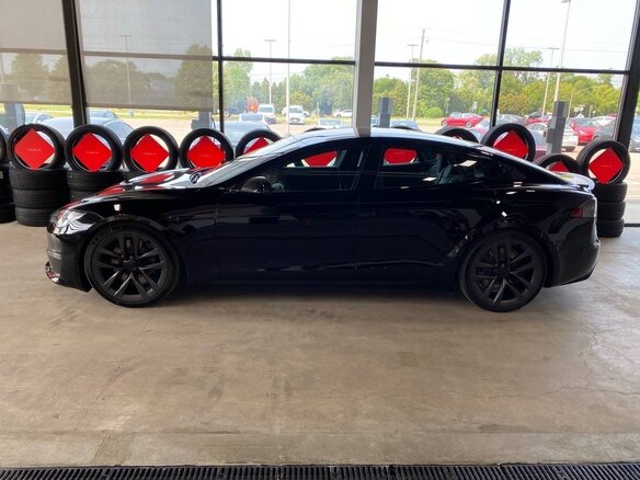 2021 Tesla Model S Plaid I Рестайлинг 2, чёрный - вид 1