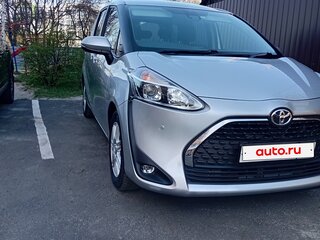 2018 Toyota Sienta II Рестайлинг, серебристый, 1300000 рублей, вид 2