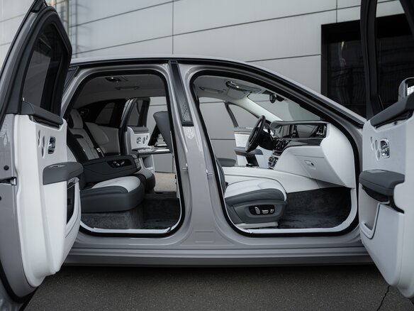 2026 Rolls-Royce Ghost Black Badge II Рестайлинг (Series II), серый, 60400000 рублей - вид 32