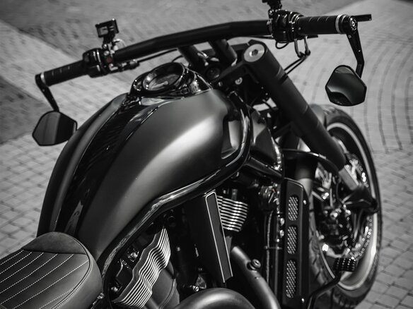 2008 Harley-Davidson V-Rod, чёрный, 3000000 рублей - вид 2