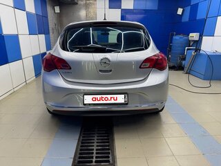 2014 Opel Astra J Рестайлинг, серебристый, 630000 рублей, вид 3