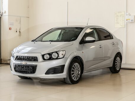 2015 Chevrolet Aveo II, серебристый, 700000 рублей, вид 3