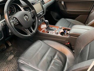 2010 Volkswagen Touareg II, чёрный, 2350000 рублей, вид 3