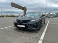 2021 Toyota Camry VIII (XV70) Рестайлинг, чёрный, 2000000 рублей - вид 4