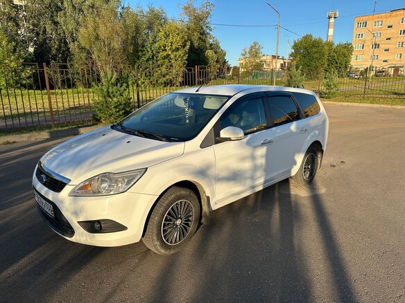 2010 Ford Focus II Рестайлинг, белый, 430000 рублей - вид 1