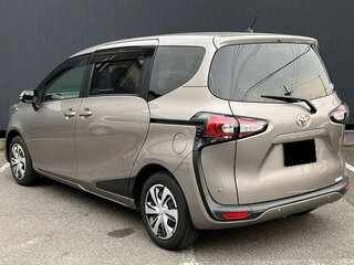 2021 Toyota Sienta II Рестайлинг, серый, 1199000 рублей, вид 3