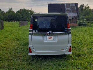 2018 Toyota Voxy III (R80) Рестайлинг, белый, 2700000 рублей, вид 2