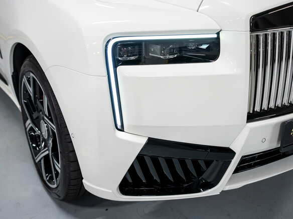 2025 Rolls-Royce Cullinan Black Badge I Рестайлинг (Series II), белый, 64500000 рублей - вид 5
