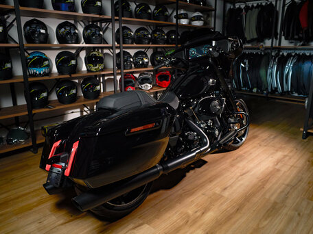 2024 Harley-Davidson Street Glide, чёрный, 3490000 рублей, вид 4