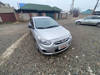 2013 Hyundai Accent IV, серебристый, 750000 рублей, вид 2