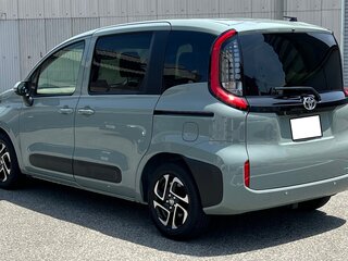 2023 Toyota Sienta III, зелёный, 1440000 рублей, вид 5