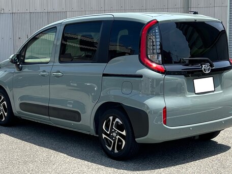 2023 Toyota Sienta III, зелёный, 1440000 рублей, вид 5