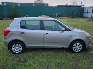 2011 Skoda Fabia II Рестайлинг, серебристый, 650000 рублей, вид 2
