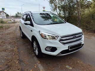 2017 Ford Kuga II Рестайлинг, белый, 2300000 рублей, вид 3