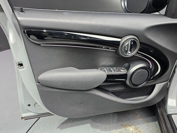 2022 Mini Hatch Cooper III (F55/F56) Рестайлинг 2, бежевый, 1870000 рублей - вид 6