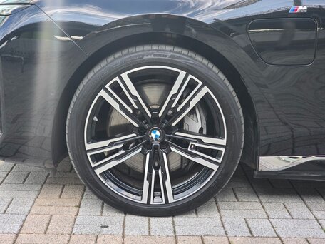 2025 BMW 7 серии 750e xDrive VII (G70), чёрный, 15330000 рублей, вид 5