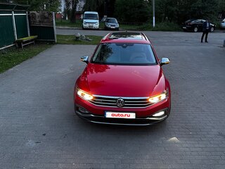 2019 Volkswagen Passat Alltrack B8 Рестайлинг, красный, 4700000 рублей, вид 4