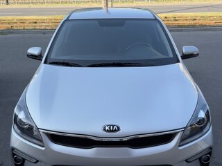 2017 Kia Rio IV, серебристый, 1650000 рублей, вид 2