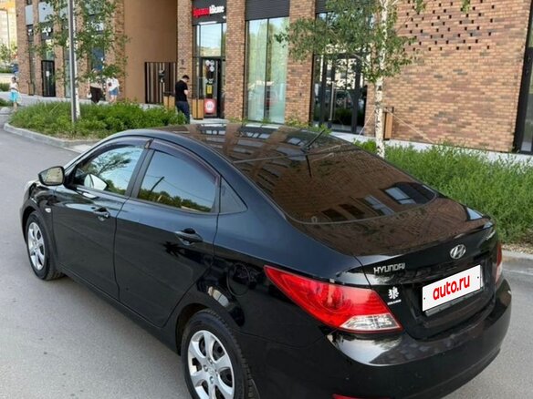 2013 Hyundai Solaris I, чёрный, 690000 рублей - вид 4