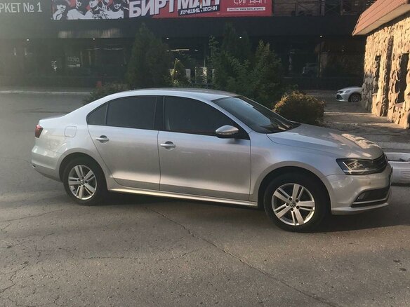 2017 Volkswagen Jetta VI Рестайлинг, серебристый, 1350000 рублей - вид 2